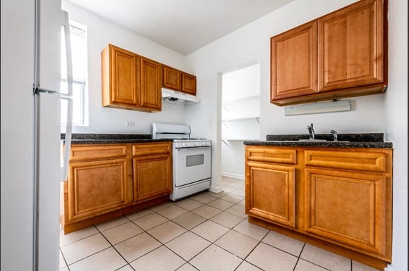 Kitchen 8155 S Ingleside Ave Apartments Chicago